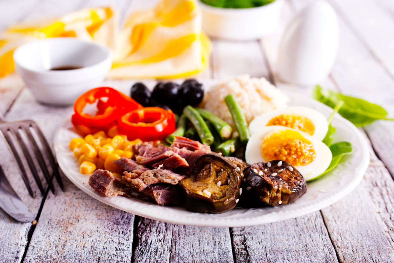 Low carb meal plans featuring lean meat, eggs, vegetables and other nutrient-rich foods for sustainable weight loss.